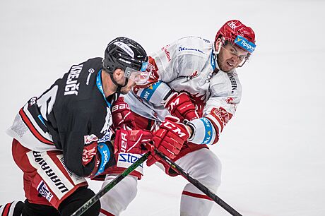 Utkání 12. kola hokejové extraligy: HC Olomouc - HC Ocelái Tinec. Zleva David...