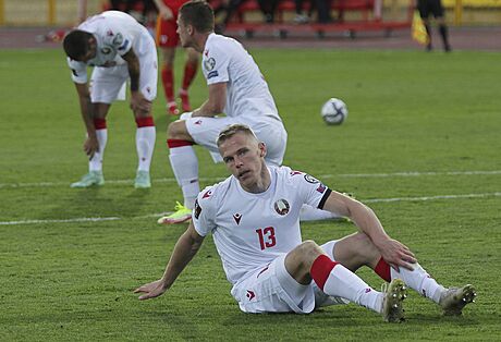 Zklamaný bloruský fotbalista Nikolaj Zolotov po prohraném utkání s Walesem.