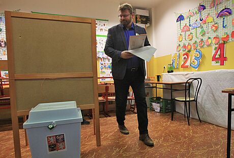 Poslanec Lubomír Volný (Volný blok) hlasuje ve volební místnosti na Z K....