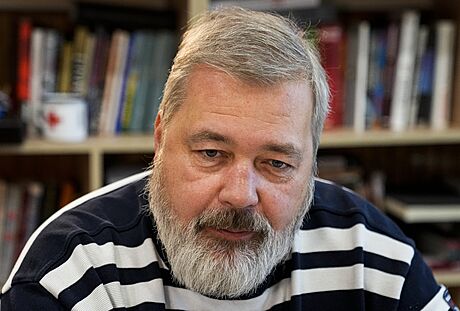 Ruský noviná Dmitrij Muratov obdrel Nobelovu cenu míru za snahu zajitní...