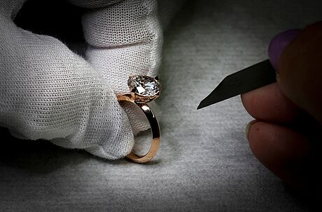 Snubní prsten z dílny firmy Aether Diamonds.