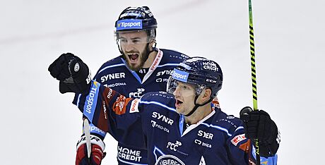 Liberetí hokejisté Tomá Filippi (vlevo) a Ladislav míd mají radost z gólu.