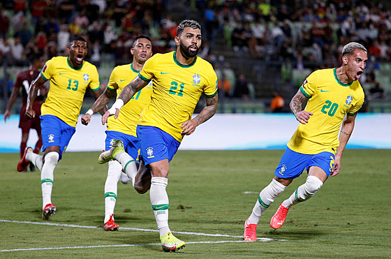 Braziltí fotbalisté se radují po brance Gabriela (íslo 21) na hiti...