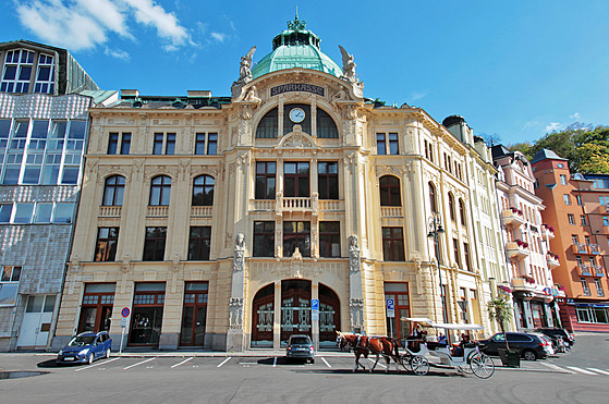 Sparkasse, budova bývalé Mstské spoitelny na Divadelním námstí v Karlových...