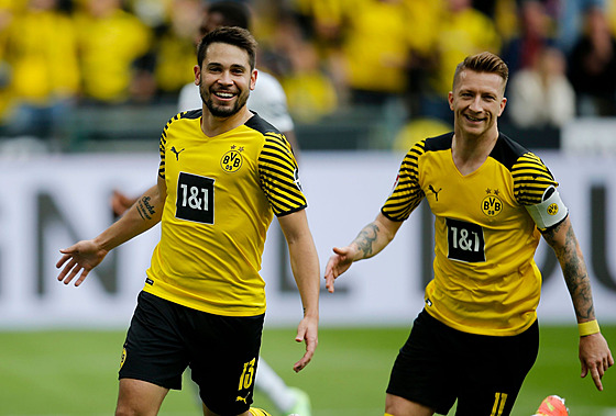 Raphaël Guerreiro z Dortmundu (vlevo) oslavuje první branku (z penalty) svého...