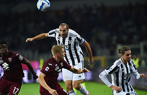Kapitán Juventusu, Giorgio Chiellini, si naskakuje na letící mí. Ped ním...