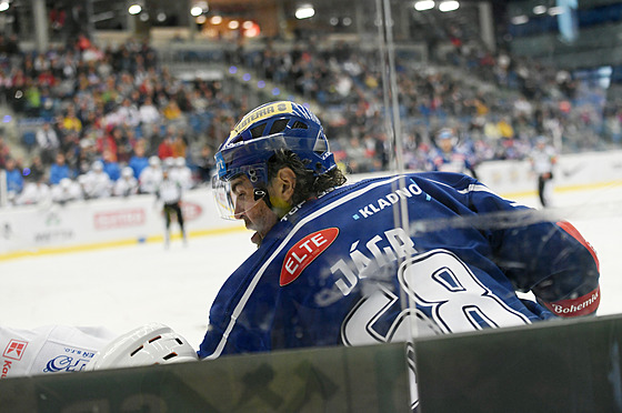 Kladno - Plze, hokejová extraliga. U mantinelu bojuje kladenský útoník...