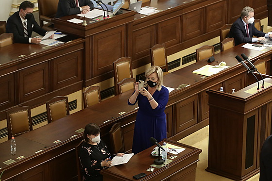 Na mimo�ádné sch�zi poslanci schválili zmrazení svých plat� na p�t let. Je�t�...
