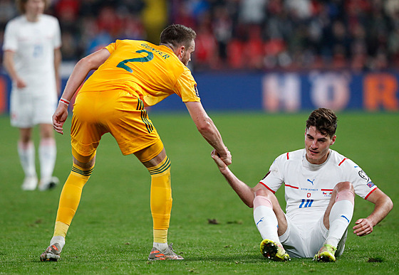 Patrik Schick pijímá pomoc na nohy od Chrise Guntera za Walesu.