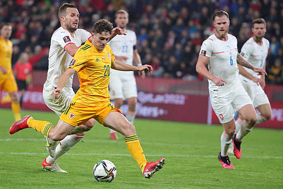 Daniel James stílí vyrovnávací branku Walesu v zápase s eskem.