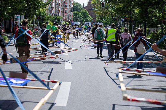 Na spolené akci odprc aut v centru Berlína a Greenpeace mli úastníci na...