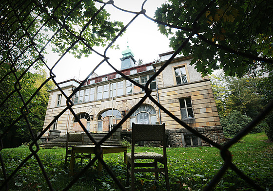 Lesní vila pod Libereckou výšinou dříve sloužila jako sanatorium či...