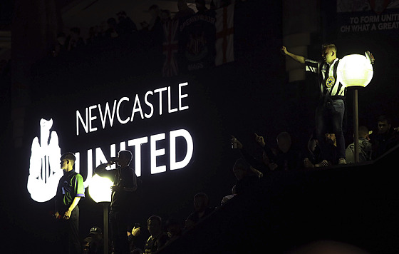 Fanouci Newcastlu ped stadionem oslavují píchod nového saúdského majitele.