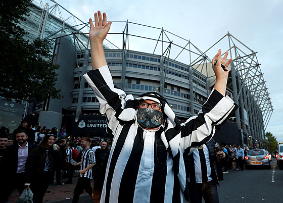 Fanouci Newcastlu ped stadionem oslavují píchod nového saúdského majitele.