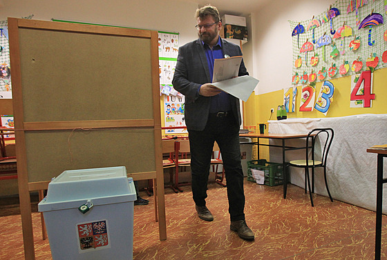 Poslanec Lubomír Volný (Volný blok) hlasuje ve volební místnosti na Z K....