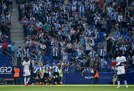 Hrái Espaolu se radují ze vstelené branky proti Realu Madrid.