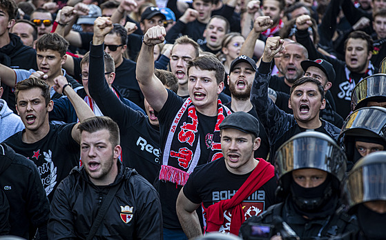 Fanouci Slavie dorazili na derby proti Spart v pochodu, který vedl od...