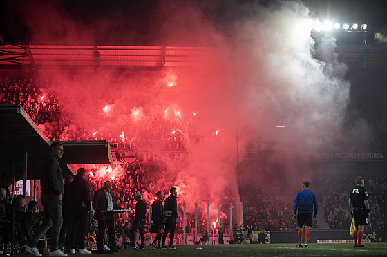 Fanouci vytvoili na derby mezi Spartou a Slavií boulivou atmosféru.