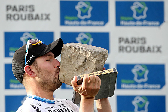 Sonny Colbrelli pózuje s tradiní cenou pro vítze klasiky Paí-Roubaix.