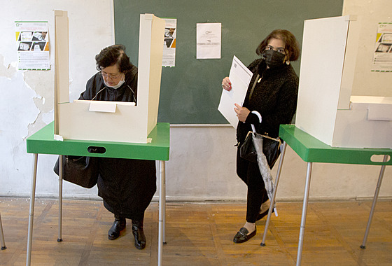 Volební místnost ve mst Tbilisi v Gruzii. (2. íjna 2021)