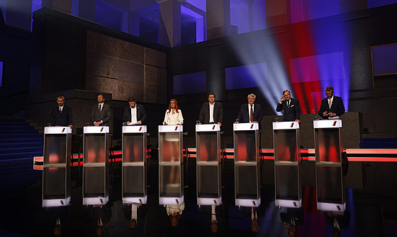 Odstartovala poslední pedvolební debata, které se úastní lídi osmi...