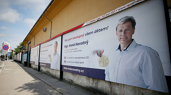 Billboardy Reného Novotného se zabývá Úad pro dohled nad hospodaením...