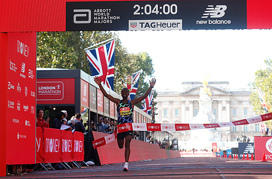 Sisay Lemma vítzí v Londýnském maratonu.