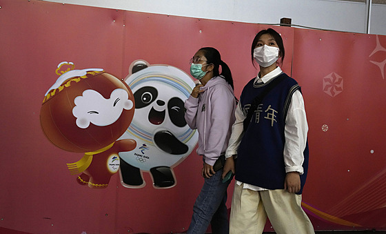 Maskoti zimních olympijských her v Pekingu a orouškovaní obyvatelé čínské...