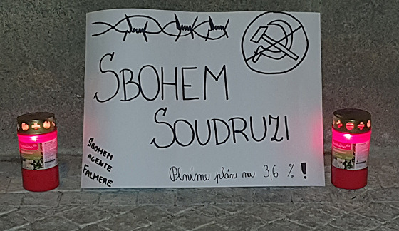 Lidé ped sídlem KSM slaví vypadnutí strany z Poslanecké snmovny. (9. íjna...