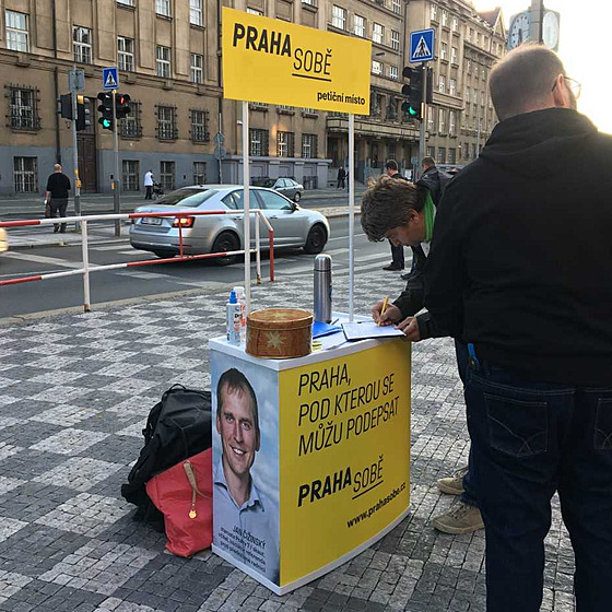 Petiní stánek Prahy Sob u volební místnosti v Praze 6. (8.10.2021)