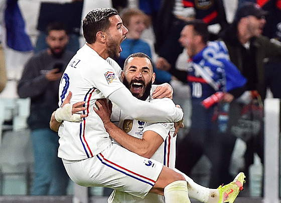 Théo Hernandez (vlevo) a Karim Benzema oslavují francouzský gól proti Belgii.