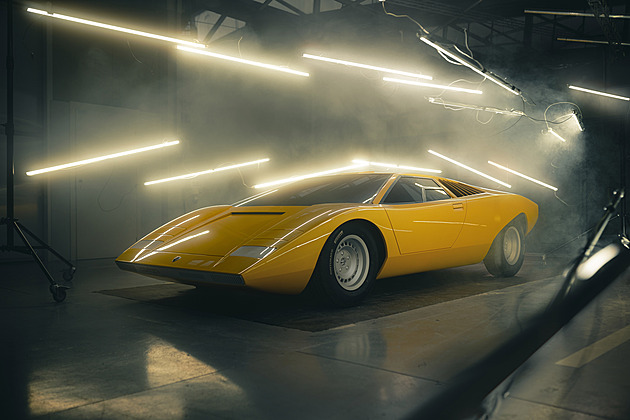 Automobilová sexbomba slaví padesátiny. Countach vyrábělo Lamborghini 16 let