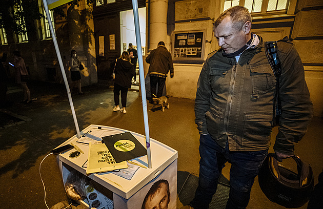 Praha Sobě sbírá podpisy přímo před volebními místnostmi, čelí kritice