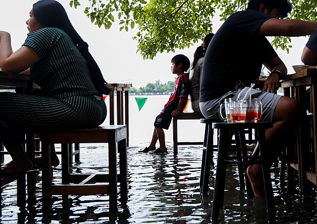 Thajskou restauraci spasily záplavy. Obsluha je v holínkách, hosté milují vlny