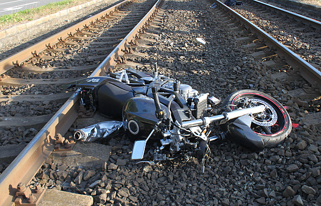 Motocykl Suzuki skonil mezi tramvajovými kolejemi. Motocyklista utrpl tká...