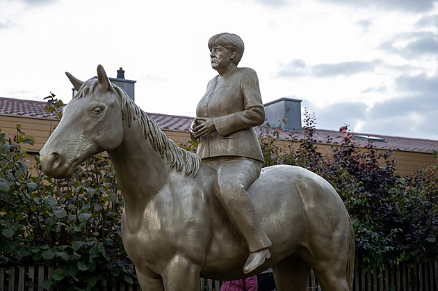 Merkelová na koni bez sedla a s typickým gestem. V Německu jí odhalili sochu, která vznikla na 3D tiskárně