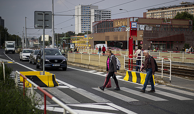Přechod pro chodce u tramvajové zastávky Ládví, kde je teď silnice kvůli...
