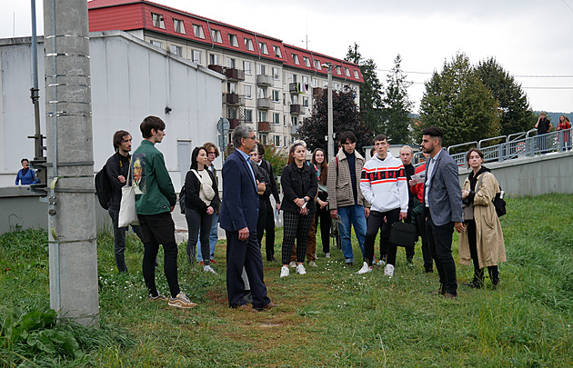 Studenti Fakulty architektury VUT v Praze si v minulém týdnu proli údolí...