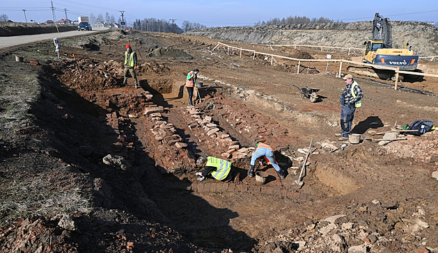 Takto archeologové odkrývali základy pece.