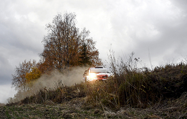 Japonskou rallye po první etapě vede Evans, Sordovi shořel vůz