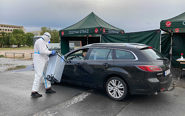 Začaly sněmovní volby. Jako první hlasují lidé v karanténě na drive-in stanovištích