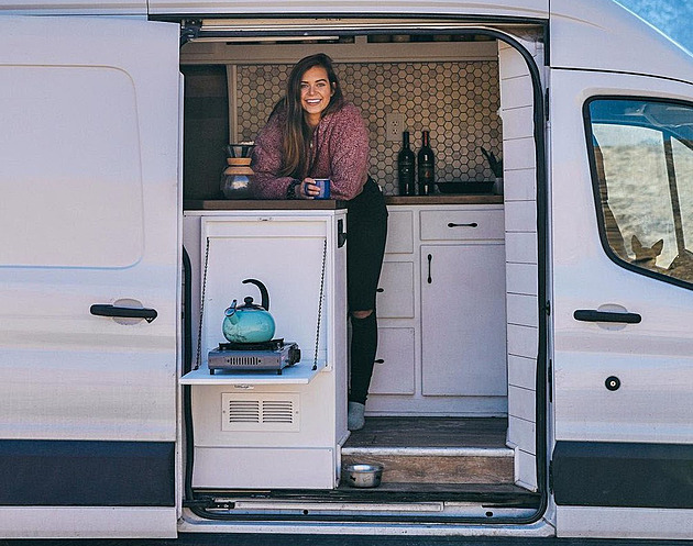 Bydlí spokojeně v přestavěné dodávce. To jsou jejich nejlepší předělávky