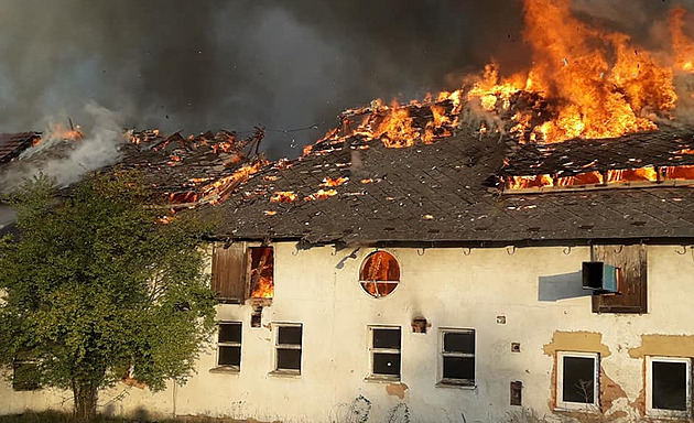 Poár statku, ve kterém je linka na výrobu briket v Lipn na Plzesku. (3....