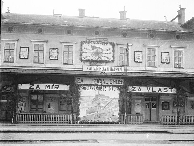 Vyzdoben� stanice Prun��ov, tehdy Kada� hlavn� n�dra��, kv�ten 1950. GPS:...