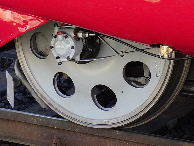 Nejv�t��m technick�m unik�tem Slovensk� strely jsou motory v podvozc�ch....