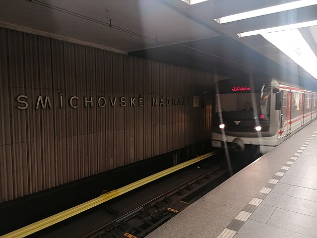 Ve stanici metra Smíchovské nádraí dolo dnes ráno v 5:40 hod. na nástupiti 1 ve smru Zliín k agresivnímu chování strojvedoucího vlaku. Spoje na sebe nenavazují kdy má autobus zpodní a interval 10 minut je pro nkoho znatelný. Tento strojvedouc
