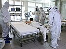 Lékai oetují pacienty na covidové jednotce v ruském mst Kemerovo. (1....