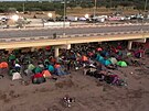 Stovky haitských migrant táboí pod mostem v Texasu