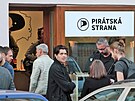 Koalice Piráti+STAN v Karlovarském kraji pi sledování výsledk voleb.