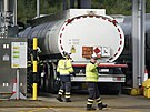 Pracovníci ropného skladu v anglickém Hemelu tankují do cisteren palivo. (4....